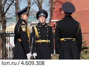 Москва. Александровский сад. Смена почетного караула у могилы Неизвестного солдата (2013 год). Редакционное фото, фотограф Александр Тарасенков / Фотобанк Лори