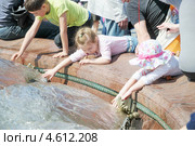 Дети у фонтана (2013 год). Редакционное фото, фотограф stargal / Фотобанк Лори
