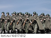 Солдаты в форме времен Великой Отечественной. Парад 9 Мая (2013 год). Редакционное фото, фотограф Копылова Ольга Васильевна / Фотобанк Лори