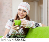 Девушка в шерстяной одежде пьет чай сидя на диване. Стоковое фото, фотограф Яков Филимонов / Фотобанк Лори