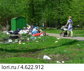 Помойка в парке-заповеднике "Лосиный остров", район Гольяново, Москва (2013 год). Редакционное фото, фотограф lana1501 / Фотобанк Лори