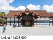 Туристы фотографируют здание гаража для повозок Shinmikurumayose. Императорский дворец в Киото, Япония (2013 год). Редакционное фото, фотограф Кекяляйнен Андрей / Фотобанк Лори