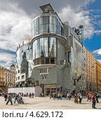 Дом Хааса на Стефанплац в Вене. (Haas Haus, Stephansplatz, 12) (2013 год). Редакционное фото, фотограф Виктор Тараканов / Фотобанк Лори
