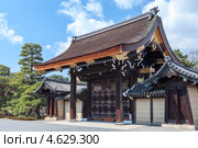 Gishu-mon gate - ворота на территорию Императорского дворца в Киото. Япония (2013 год). Стоковое фото, фотограф Кекяляйнен Андрей / Фотобанк Лори