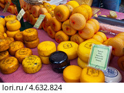Нидерланды. Алкмар. Лучшие голландские сыры: Гауда, Маасдам, Эдам, Бемстер на прилавке в пятничный традиционный рынок (2013 год). Редакционное фото, фотограф Виктория Катьянова / Фотобанк Лори