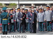 Москва, Александровский сад. Владимир Путин прибыл на церемонию возложения цветов к Могиле Неизвестного Солдата и приветствует присутствующих там лиц (2013 год). Редакционное фото, фотограф Игорь Долгов / Фотобанк Лори
