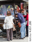 Туристы у урны для сжигания ароматических палочек. Sensoji, Asakusa, Токио, Япония (2013 год). Редакционное фото, фотограф Кекяляйнен Андрей / Фотобанк Лори