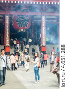 Вход в главный храм Kannondo святыни Senso-ji, Асакуса, Токио, Япония (2013 год). Редакционное фото, фотограф Кекяляйнен Андрей / Фотобанк Лори
