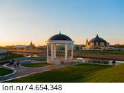 Город Тула. Зона отдыха на набережной с беседкой  и Музей оружия при закатном солнце (2013 год). Редакционное фото, фотограф Игорь Низов / Фотобанк Лори