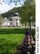 Колоннада в парке, курорт Марианские лазни, Чехия (2013 год). Редакционное фото, фотограф Юлия Кузнецова / Фотобанк Лори