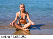 Девушка медитирует в позе лотоса у кромки воды на пляже. Стоковое фото, фотограф Светлана Кузнецова / Фотобанк Лори