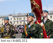 Знаменосцы школы «Мужество» на параде 9 Мая. Ангарск (2013 год). Редакционное фото, фотограф Копылова Ольга Васильевна / Фотобанк Лори