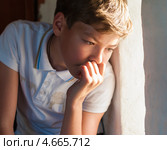 Портрет мечтающего мальчика возле стены. Стоковое фото, фотограф Игорь Низов / Фотобанк Лори