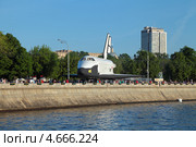 Орбитальный советской многоразовой космический корабль Буран в ЦПКО им. Горького в Москве (2013 год). Редакционное фото, фотограф Игорь Долгов / Фотобанк Лори