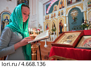 Девушка читает молитву в православном храме. Стоковое фото, фотограф Андрей Ярославцев / Фотобанк Лори