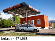 Автозаправочная станция «Кыргыз Мунай» около озера Иссык-Куль в Киргизии (2012 год). Редакционное фото, фотограф Николай Винокуров / Фотобанк Лори
