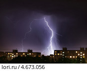 Разряд молнии над городскими крышами. Стоковое фото, фотограф Dmitry29 / Фотобанк Лори