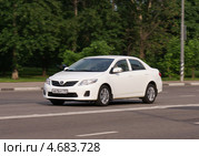 Toyota Corolla мчится по дороге (2013 год). Редакционное фото, фотограф Павел Кричевцов / Фотобанк Лори
