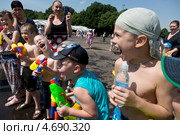 Обливание водой в Парке Горького в День защиты детей в городе Москве (2013 год). Редакционное фото, фотограф Николай Винокуров / Фотобанк Лори