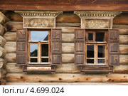 Два окошка старинного деревянного дома. Суздаль (2013 год). Редакционное фото, фотограф Александр Романов / Фотобанк Лори