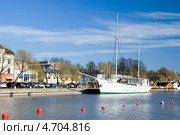 Парусник на реке. Порвоо. Финляндия (2013 год). Редакционное фото, фотограф Александр Щепин / Фотобанк Лори
