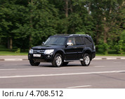 Mitsubishi Pajero мчится по дороге с большой скоростью (2013 год). Редакционное фото, фотограф Павел Кричевцов / Фотобанк Лори