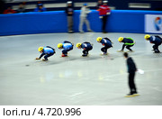 Шорт-трек: группа спортсменов на вираже (2012 год). Редакционное фото, фотограф Анна Мартынова / Фотобанк Лори