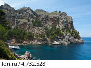 Средиземное море в бухте Са Калобра, Мальорка, Испания (2011 год). Стоковое фото, фотограф Юлия Белоусова / Фотобанк Лори