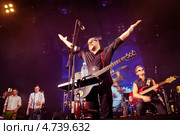 Концерт группы "Аквариум" в клубе "Космонавт". Борис Гребенщиков (2013 год). Редакционное фото, фотограф Ольга Визави / Фотобанк Лори