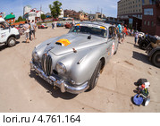 Самара, Россия - 16 июня 2013: Ралли ретроавтомобилей «Пекин-Париж 2013», день отдыха и ремонта в Самаре. Автомобиль Jaguar MkII. Редакционное фото, фотограф FotograFF / Фотобанк Лори