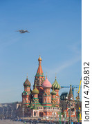 Москва. Парад Победы. Самолет дальнего радиолокационного обнаружения и управления А-50 пролетает над храмом Василия Блаженного (2013 год). Стоковое фото, фотограф Литвяк Игорь / Фотобанк Лори