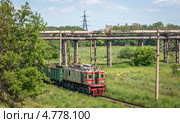 Старый электровоз едет по заводу (2013 год). Редакционное фото, фотограф Сергей Крылов / Фотобанк Лори