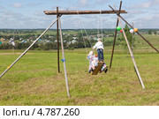 Деревенские дети качаются на качелях (2013 год). Редакционное фото, фотограф Николай Мухорин / Фотобанк Лори