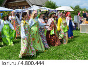 Народные гуляния на праздник Троицы в Суздале (2013 год). Редакционное фото, фотограф Овчинникова Ирина / Фотобанк Лори