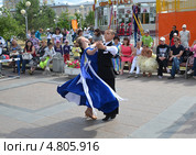 Выступление танцоров на Цветном бульваре в Тюмени в День молодежи (2013 год). Редакционное фото, фотограф Землянникова Вероника / Фотобанк Лори