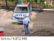 Поливка территории на базе полицейских машин ДПС (2013 год). Редакционное фото, фотограф Алёшина Оксана / Фотобанк Лори