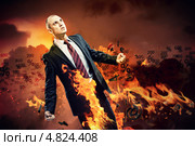 Объятый пламенем солидный мужчина в деловом костюме злится на фоне черных туч. Стоковое фото, фотограф Sergey Nivens / Фотобанк Лори