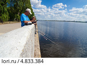 Рыбаки на берегу Воронежского водохранилища, город Воронеж (2013 год). Редакционное фото, фотограф Вячеслав Палес / Фотобанк Лори