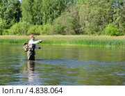 Рыбак стоящий в воде, ловит рыбу нахлыстовой снастью на реке Чусовая. Стоковое фото, фотограф Сергей Завьялов / Фотобанк Лори
