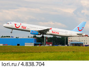 Airbus A321 (бортовой EI-ETK) авиакомпании Metrojet вылетает из Домодедово (2013 год). Редакционное фото, фотограф Alexei Tavix / Фотобанк Лори