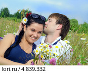 Парень закалывает девушке ромашку. Стоковое фото, фотограф Александр Басов / Фотобанк Лори