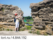 Туристка на башне копорской крепости (2013 год). Стоковое фото, фотограф Александр Щепин / Фотобанк Лори