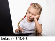 Девочка сидит за столом и работает за ноутбуком. Стоковое фото, фотограф Иванов Алексей / Фотобанк Лори