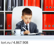 Маленький бизнесмен. Стоковое фото, фотограф Петр Малышев / Фотобанк Лори