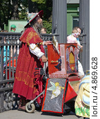 Шарманщик у ограды Летнего сада (2012 год). Редакционное фото, фотограф Людмила Жмурина / Фотобанк Лори