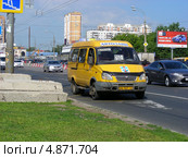 Маршрутка № 760 (102м) идет по Щелковскому шоссе, Москва (2013 год). Редакционное фото, фотограф lana1501 / Фотобанк Лори