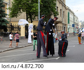 Сценка из шествия клоунов, одетых в полицейскую форму. Редакционное фото, фотограф Сергей Кисель / Фотобанк Лори