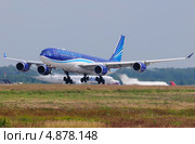 Airbus A340 (бортовой 4K-AZ85) авиакомпании Azerbaijan вылетает из Домодедово (2013 год). Редакционное фото, фотограф Alexei Tavix / Фотобанк Лори