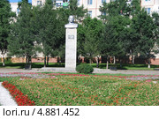 Памятник Сергееву Фёдору  Андреевичу (псевдоним Артём) Город Артём Приморского края (2013 год). Редакционное фото, фотограф syngach / Фотобанк Лори