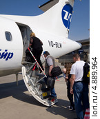 Посадка в самолет ATR 72 (2013 год). Редакционное фото, фотограф Вячеслав Палес / Фотобанк Лори